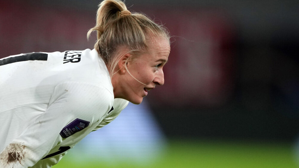 Lea Schüller (FC Bayern) stützt sich auf ihre Knie und schaut nach vorn.