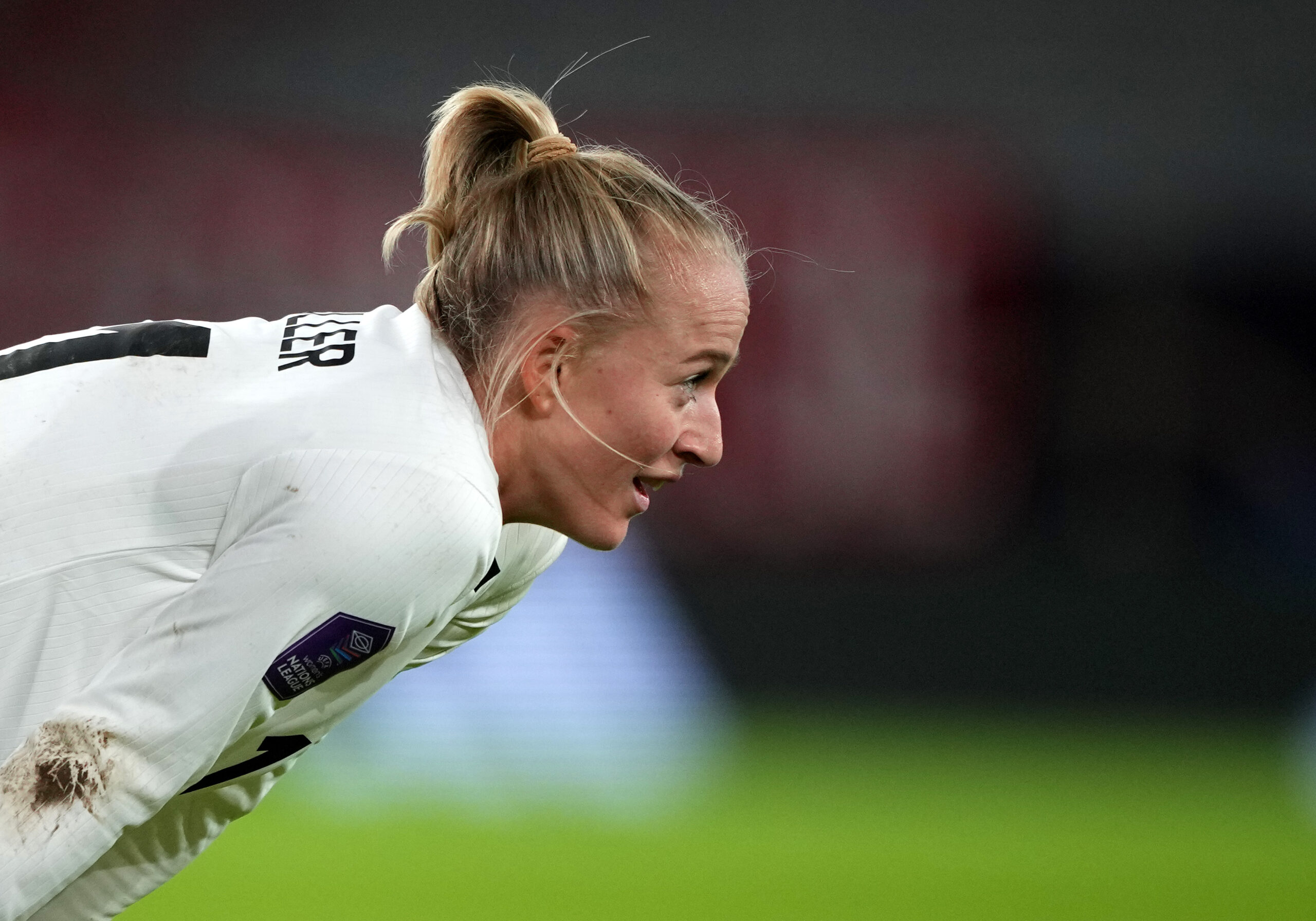 Lea Schüller (FC Bayern) stützt sich auf ihre Knie und schaut nach vorn.