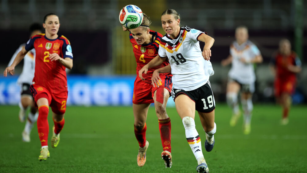 Klara Bühl (FC Bayern) kämpft für die DFB-Frauen gegen Spanien um den Ball.