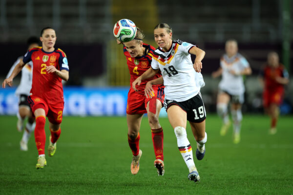Klara Bühl (FC Bayern) kämpft für die DFB-Frauen gegen Spanien um den Ball.