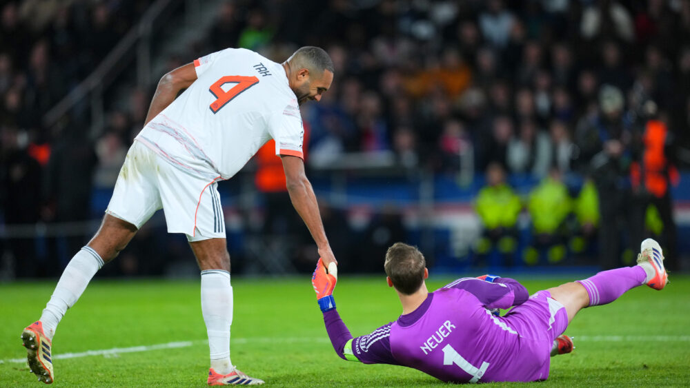 Jonathan Tah (FC Bayern) hilft Manuel Neuer hoch