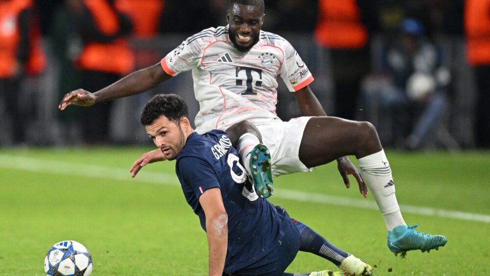 Dayot Upamecano im Zweikampf mit Goncalo Ramos beim Duell zwischen dem FC Bayern und PSG.