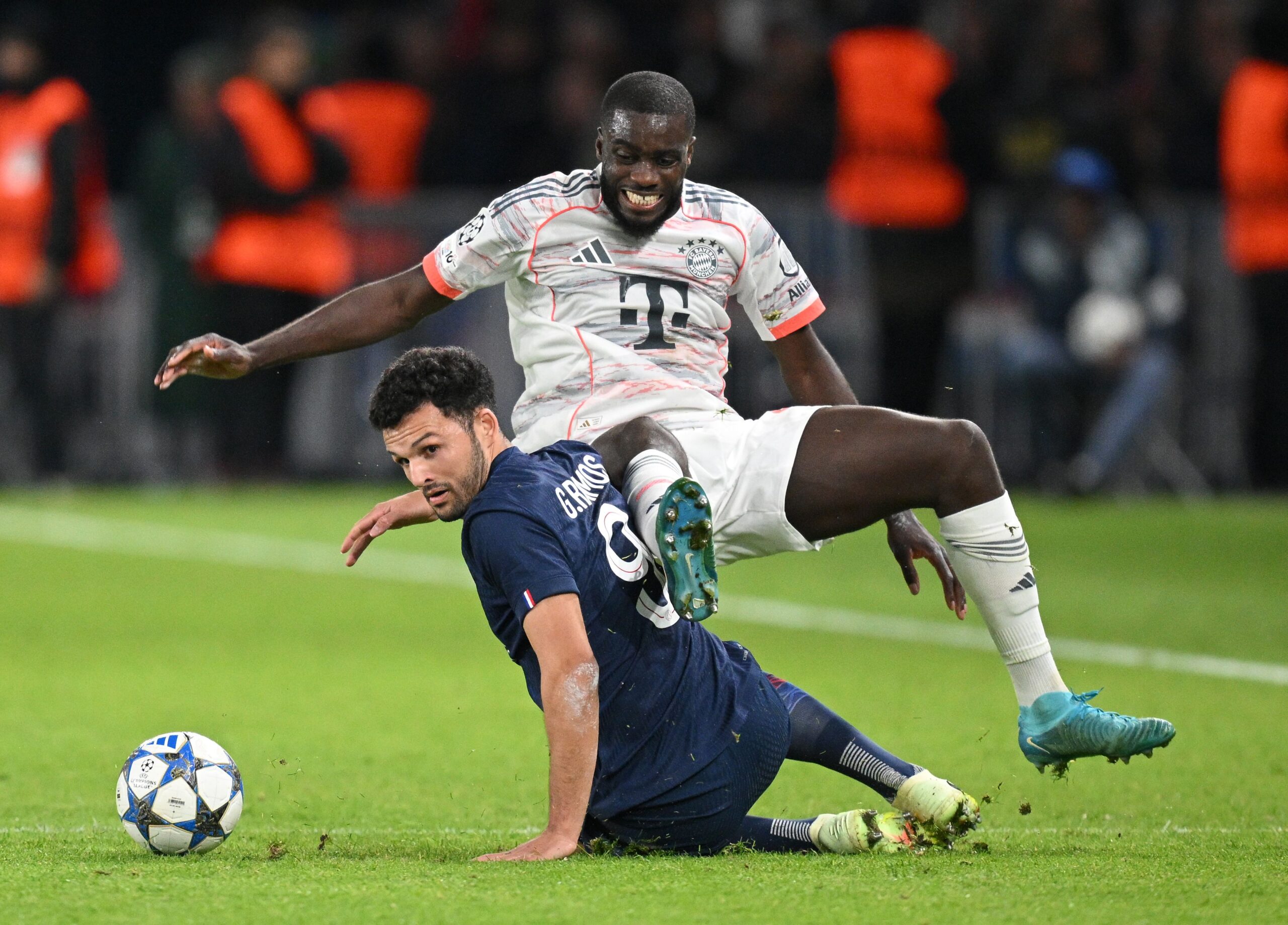 Dayot Upamecano im Zweikampf mit Goncalo Ramos beim Duell zwischen dem FC Bayern und PSG.