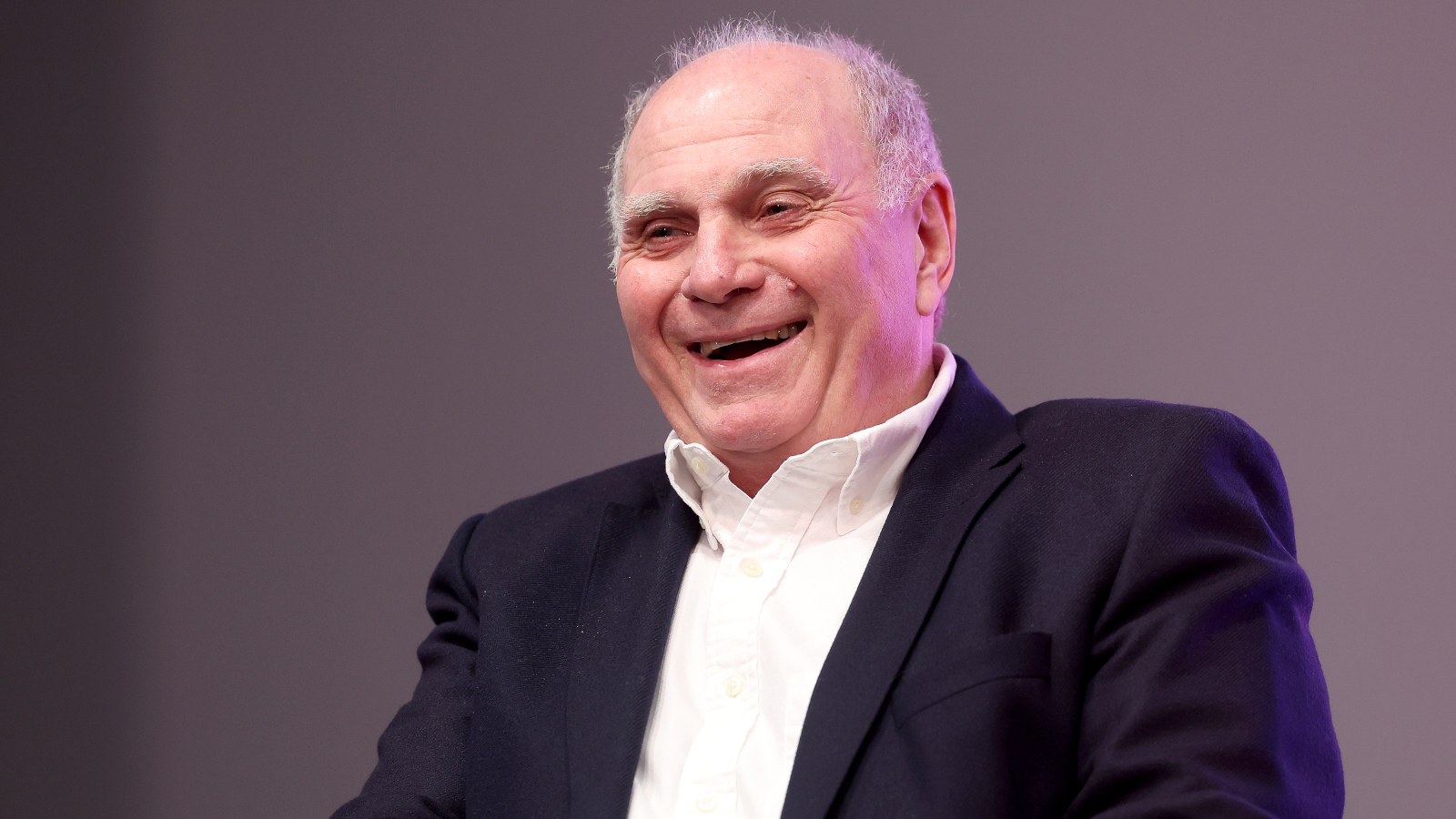 Uli Hoeneß (FC Bayern) lacht. In einem Podcast hat er sich zu den FC Bayern Frauen geäußert.