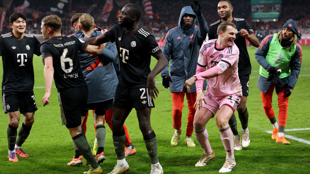 Die Spieler des FC Bayern tanzen vor der Fankurve