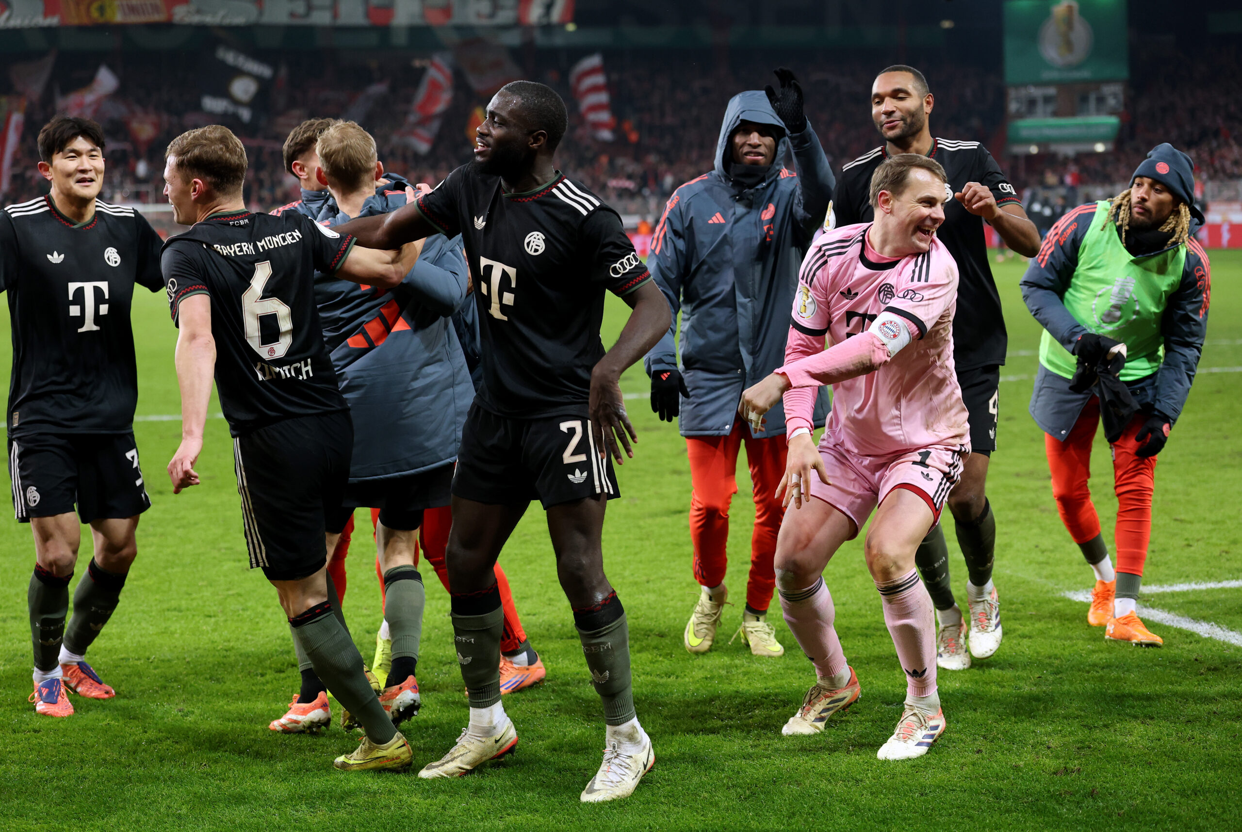 Die Spieler des FC Bayern tanzen vor der Fankurve