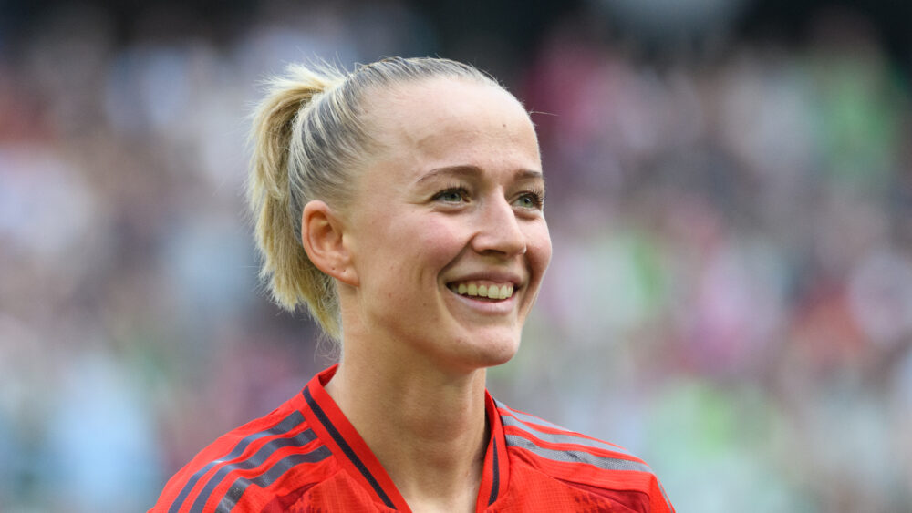 Lea Schüller im Trikot der FC Bayern Frauen. Sie lächelt.