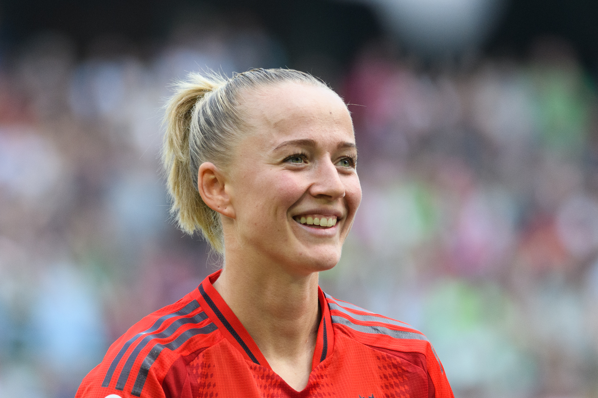 Lea Schüller im Trikot der FC Bayern Frauen. Sie lächelt.