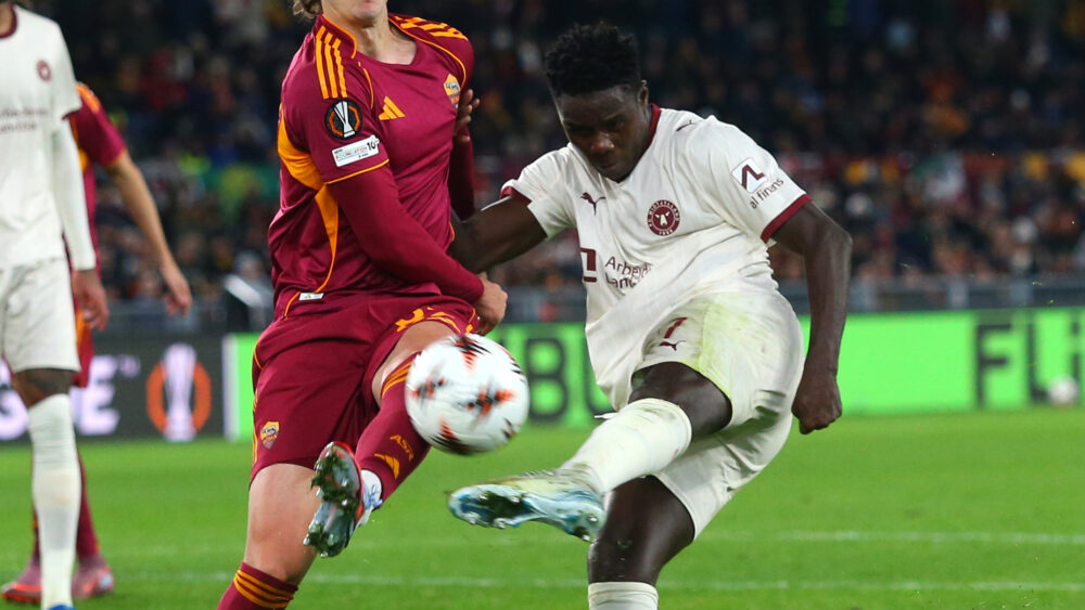 Franculino Dju beim Abschluss. Der Stürmer könnte beim FC Bayern Harry Kane beerben.