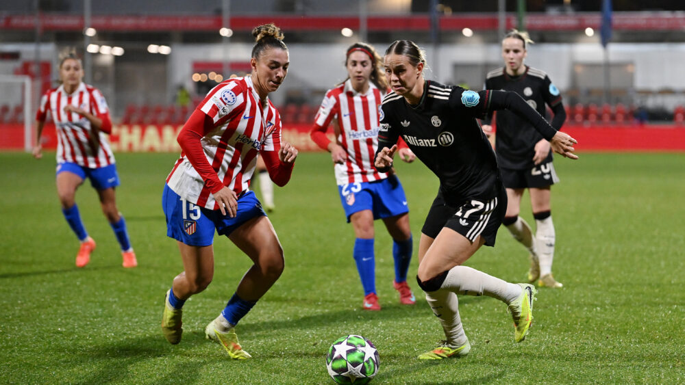 Klara Bühl von den FC Bayern Frauen im Zweikampf mit den Gegenspielerinnen von Atletico Madrid.