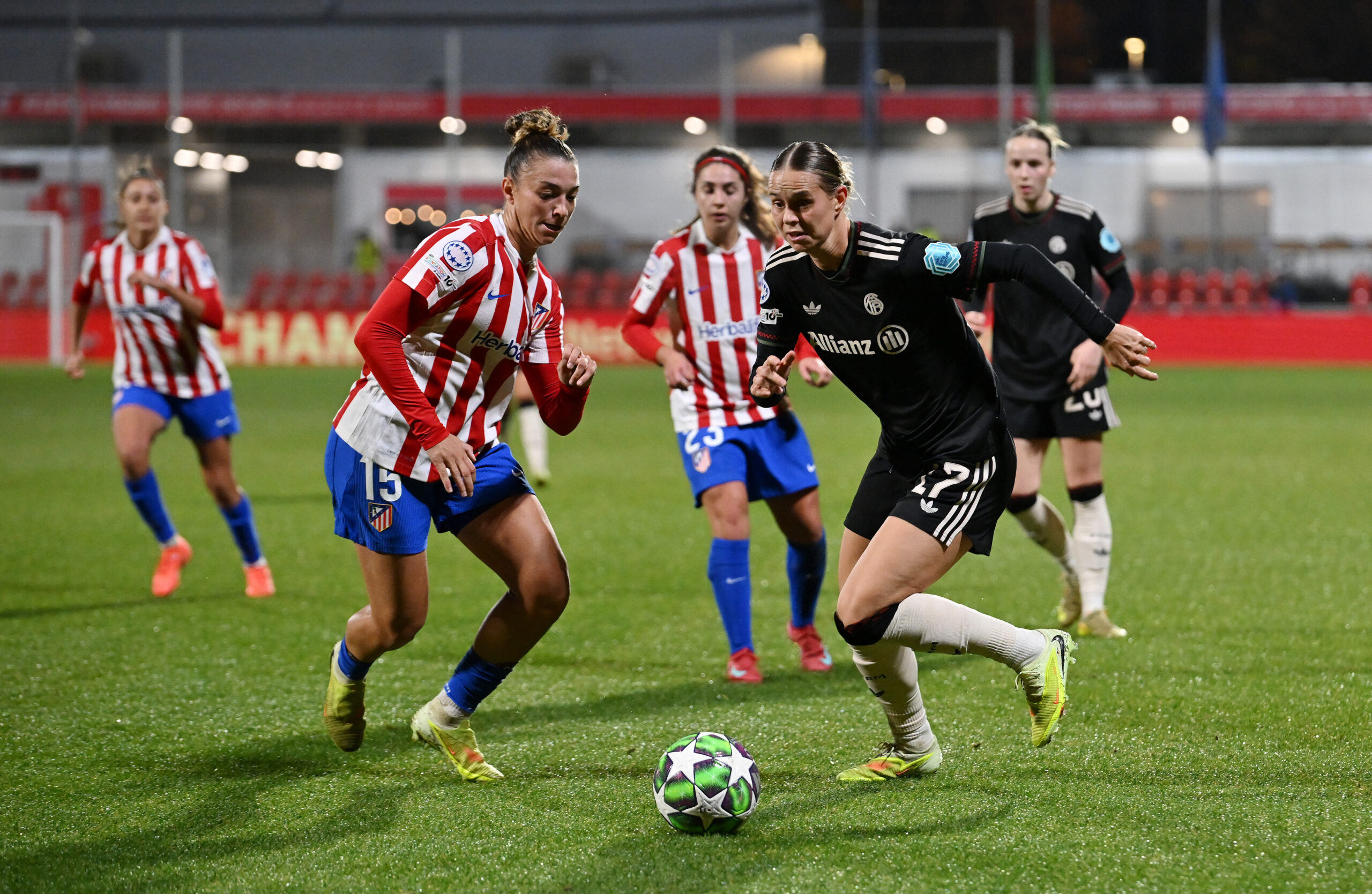 Klara Bühl von den FC Bayern Frauen im Zweikampf mit den Gegenspielerinnen von Atletico Madrid.