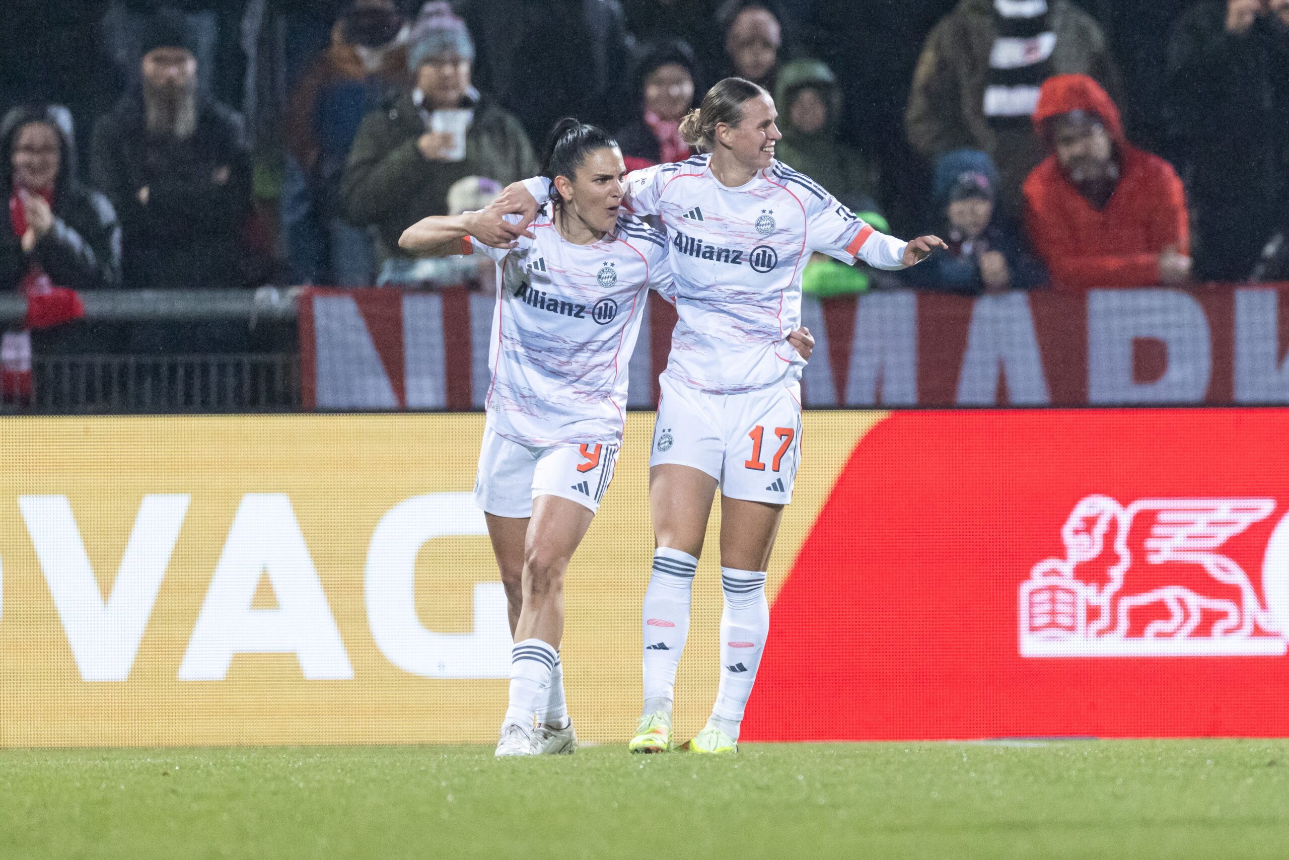 Die FC Bayern Frauen gewinnen klar in Frankfurt