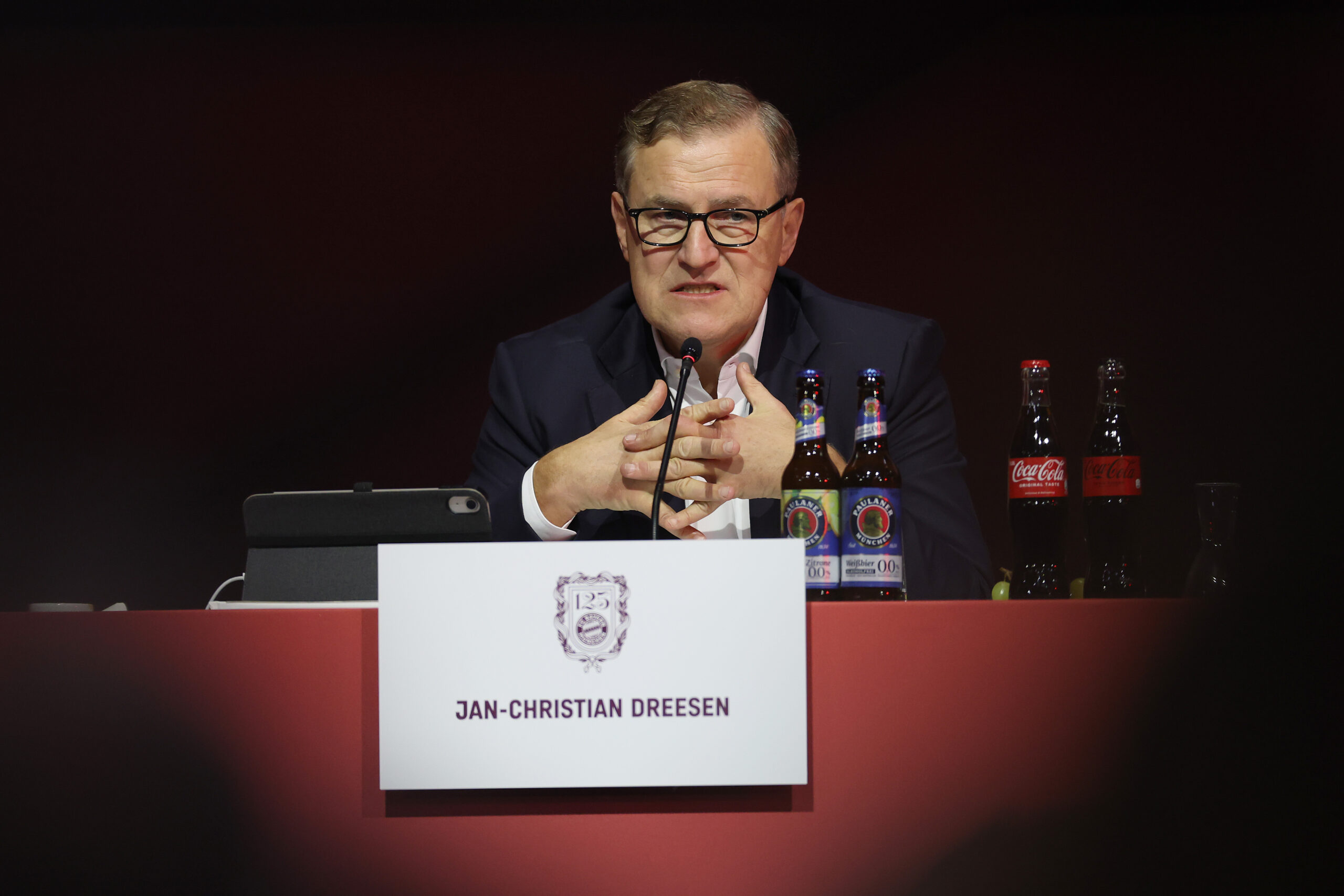Jan-Christian Dreesen und der FC Bayern gründen den Frauen-Bundesliga FBL e.V. mit den 13 anderen Bundesligisten ohne DFB