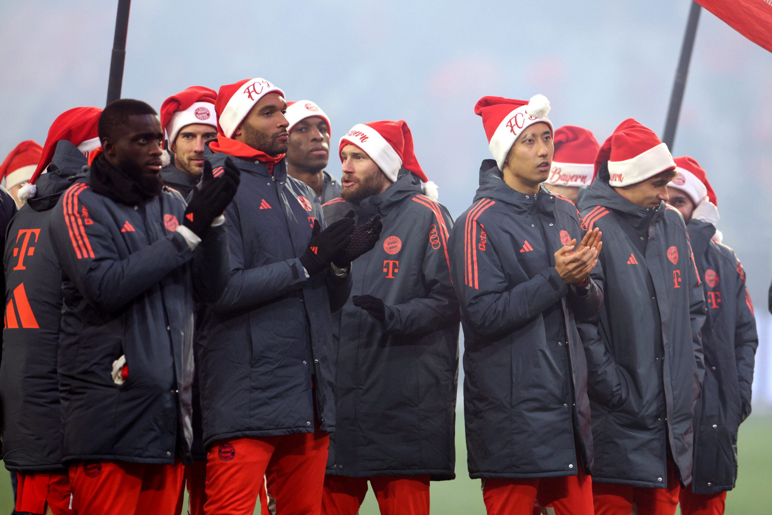 Die Spieler des FC Bayern nach dem Duell mit Mainz 05 mit Weihnachtsmützen auf dem Kopf.