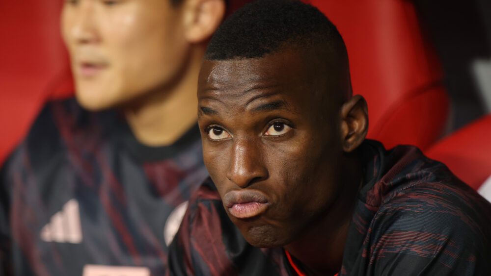 Nicolas Jackson und Min-jae Kim auf der Bank des FC Bayern.