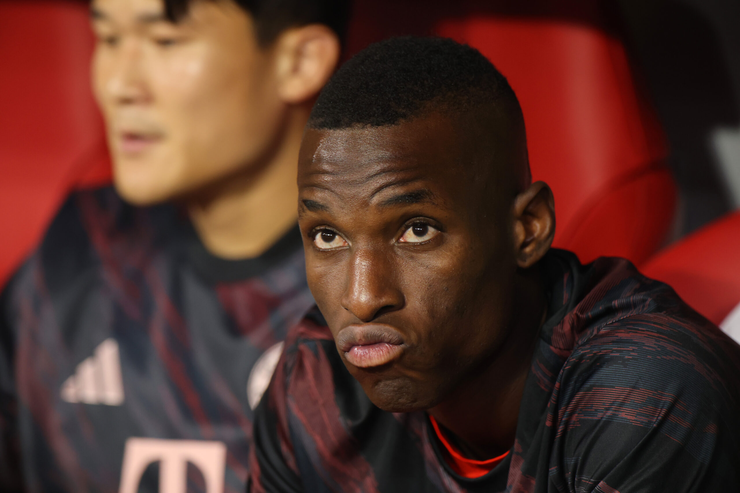 Nicolas Jackson und Min-jae Kim auf der Bank des FC Bayern.