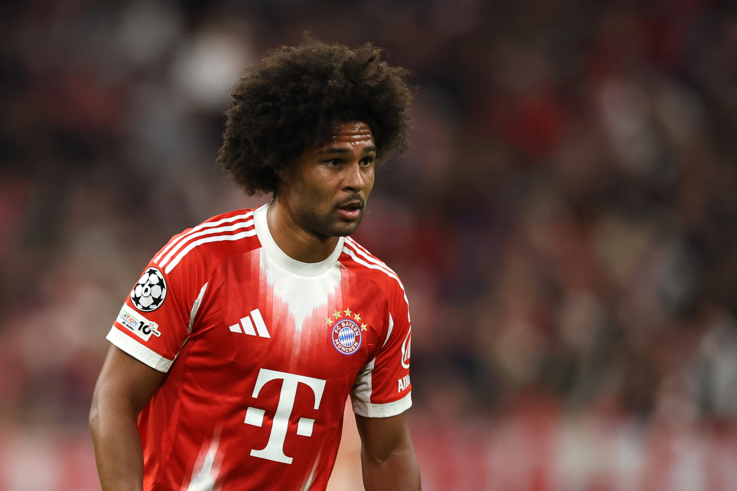 Serge Gnabry im rot-weißen Trikot des FC Bayern