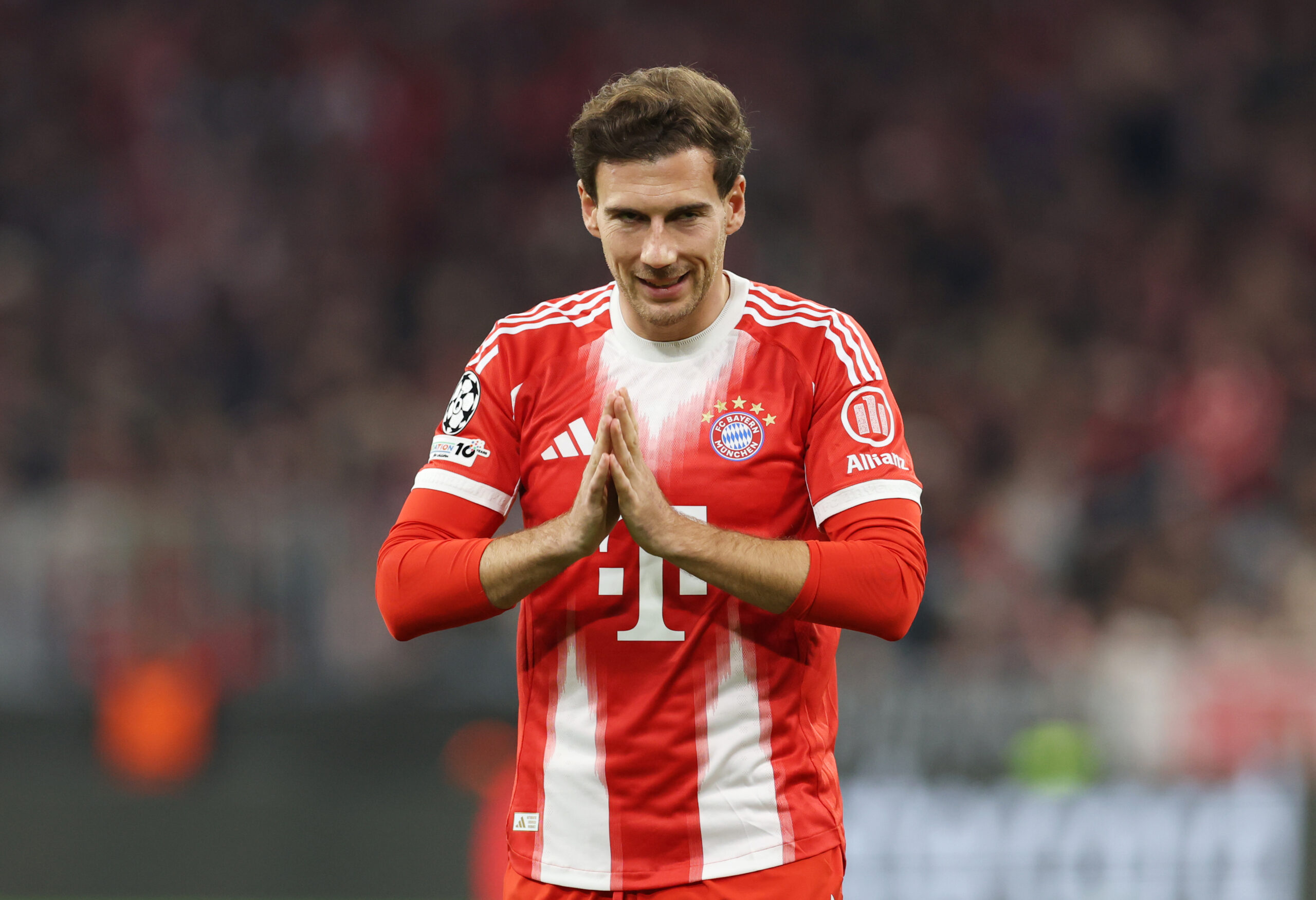 Leon Goretzka (FC Bayern) presst die Hände ineinander.