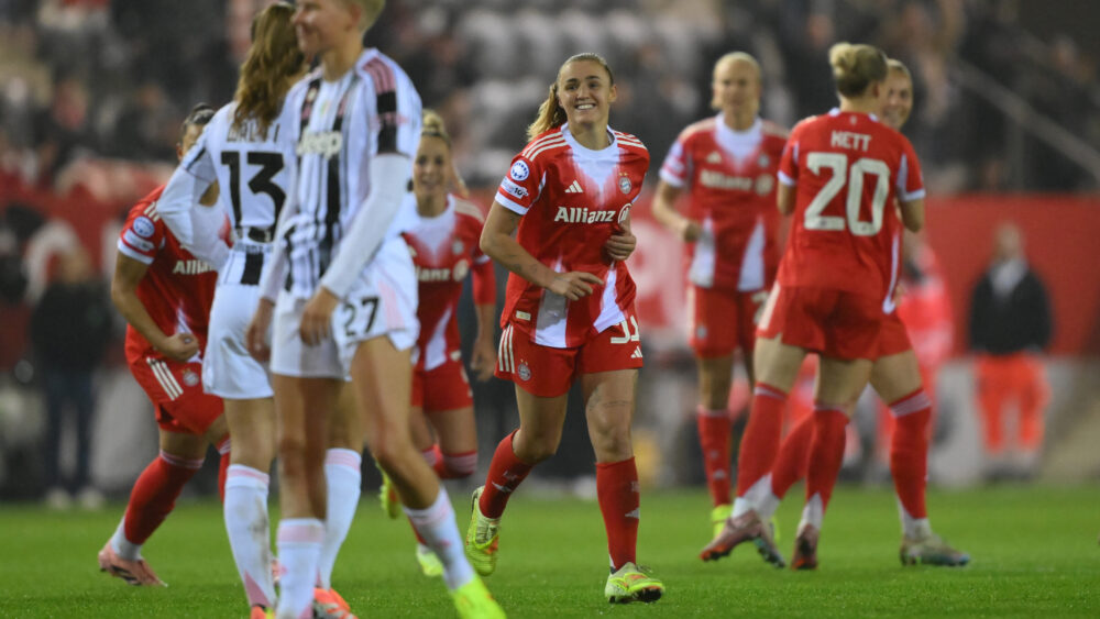 Die FC Bayern Frauen jubeln in der Champions League gegen Juventus Turin. Am Mittwoch kommt es zum Fernduell.