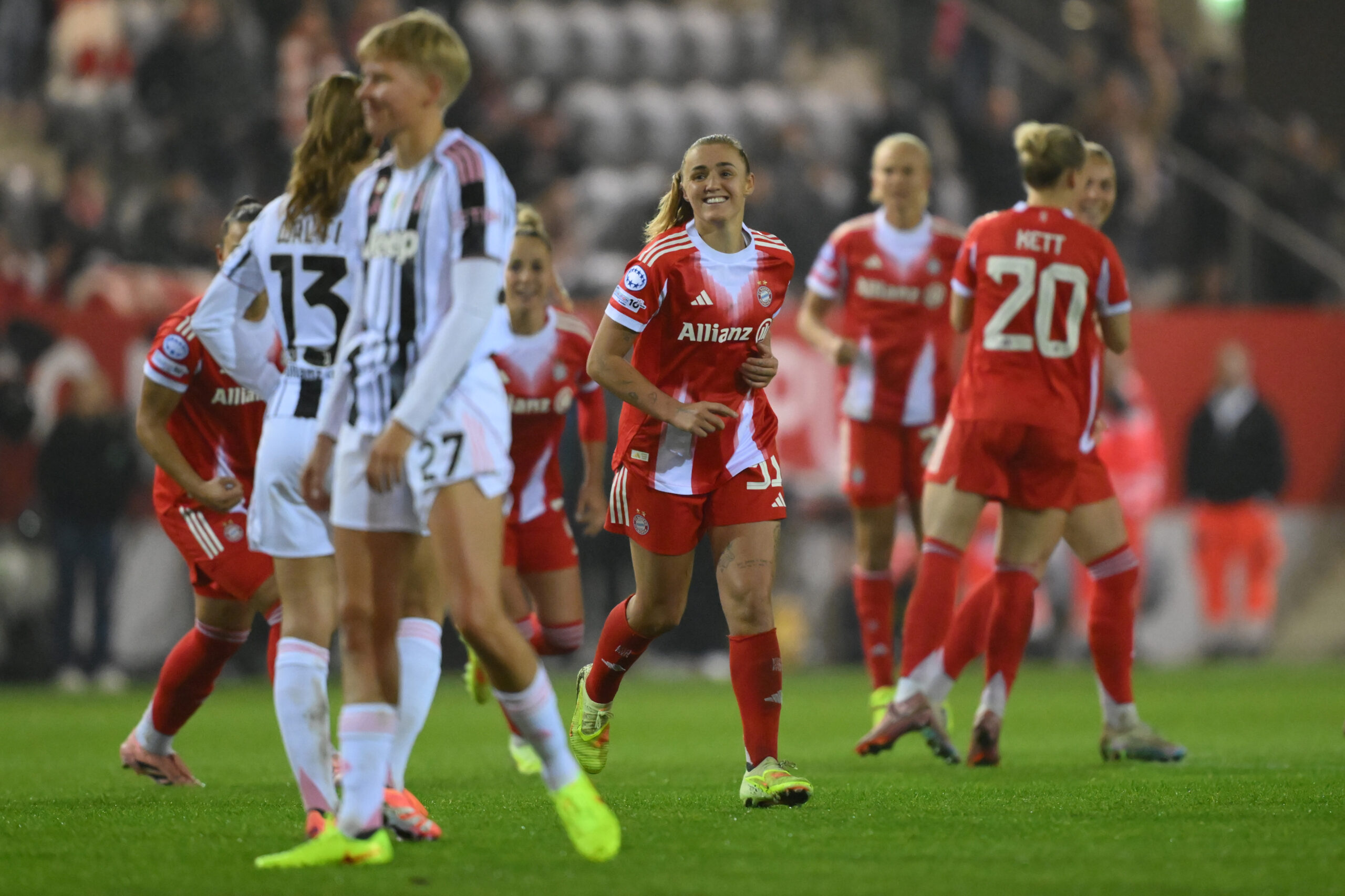 Die FC Bayern Frauen jubeln in der Champions League gegen Juventus Turin. Am Mittwoch kommt es zum Fernduell.
