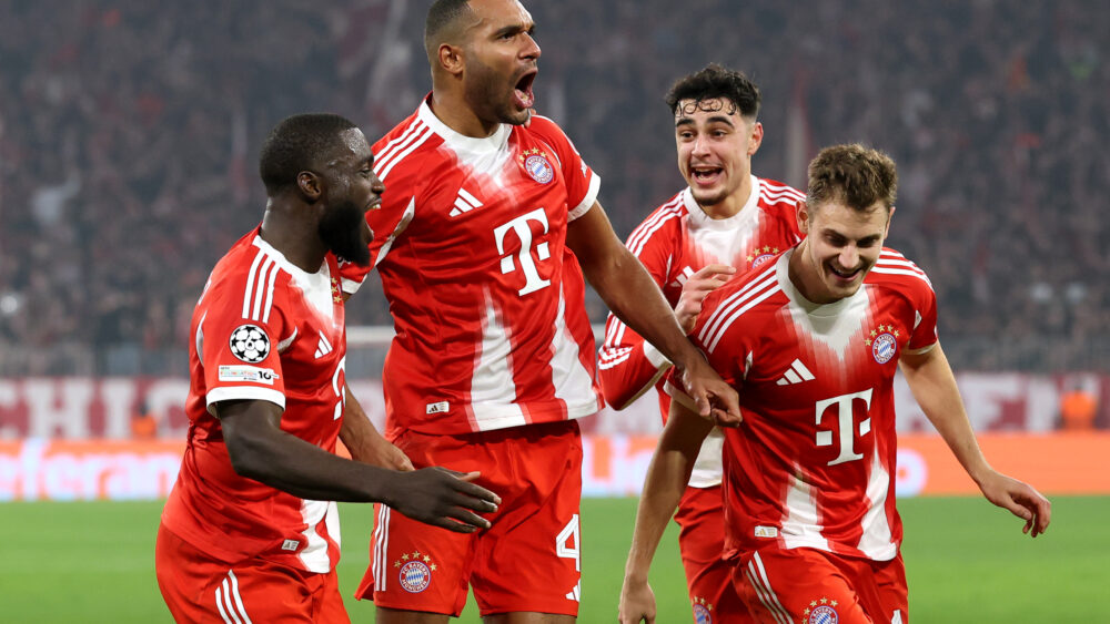 Jonathan Tah jubelt mit seinen Teamkollegen des FC Bayern.