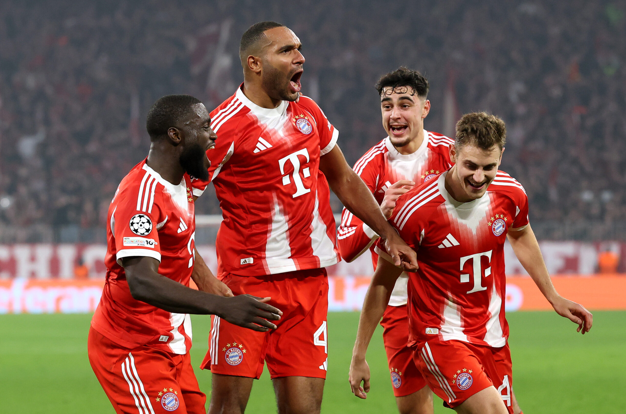 Jonathan Tah jubelt mit seinen Teamkollegen des FC Bayern.