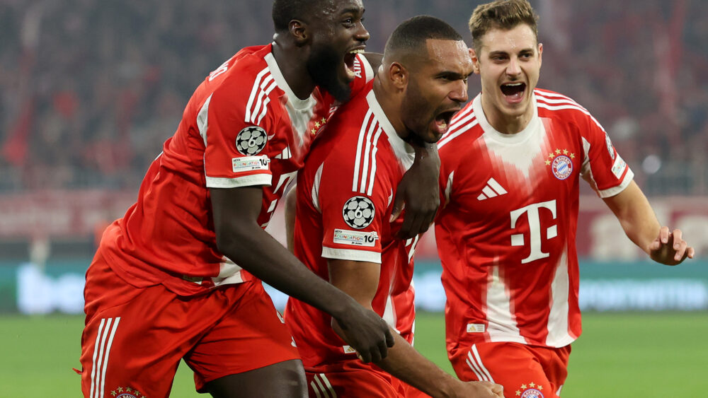 Dayot Upamecano und Jonathan Tah bejubeln gemeinsam ein Tor für den FC Bayern München.