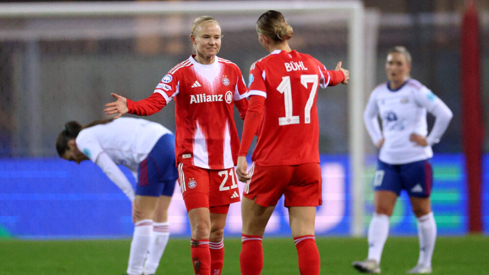 Pernille Harder und Klara Bühl vom FC Bayern geben sich Shakehands.