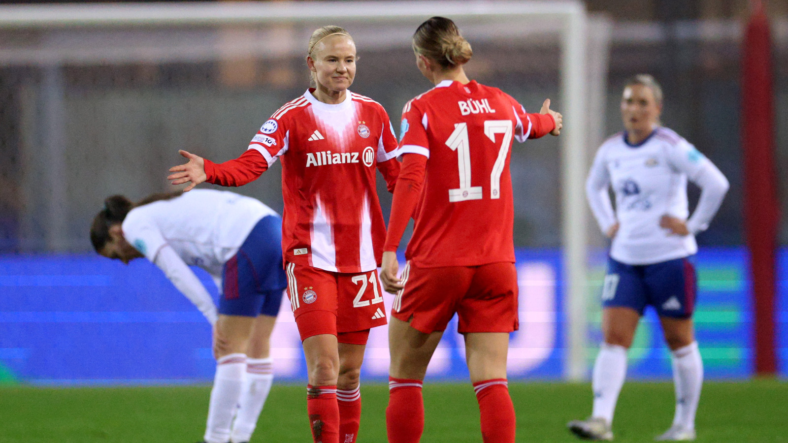 Pernille Harder und Klara Bühl vom FC Bayern geben sich Shakehands.