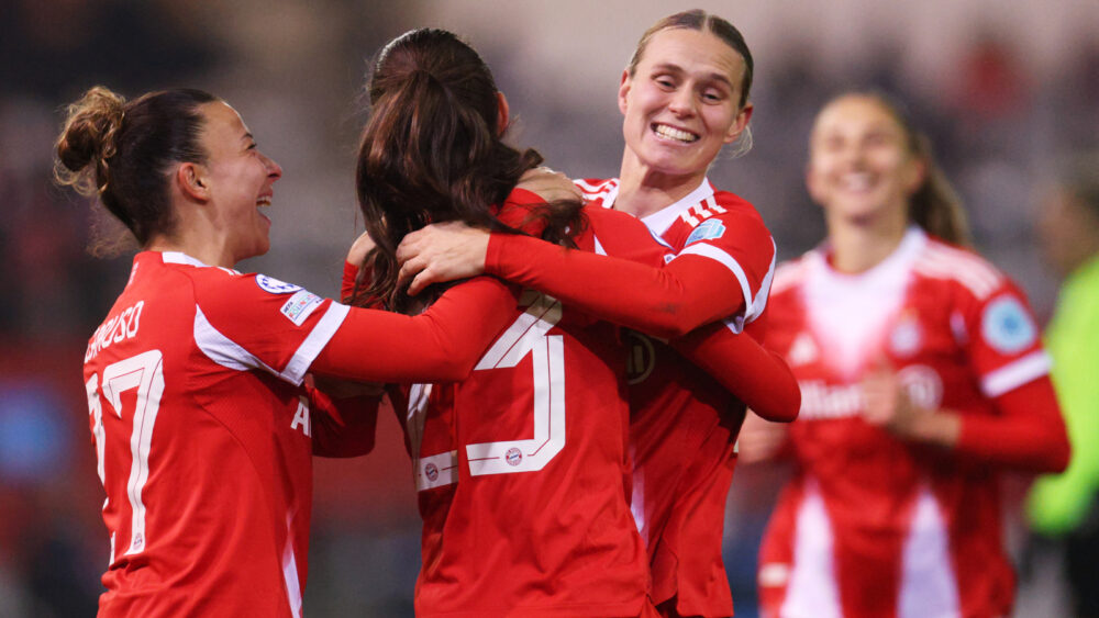 Die FC Bayern Frauen rund um Klara Bühl jubeln über den Einzug ins Viertelfinale der Champions League.