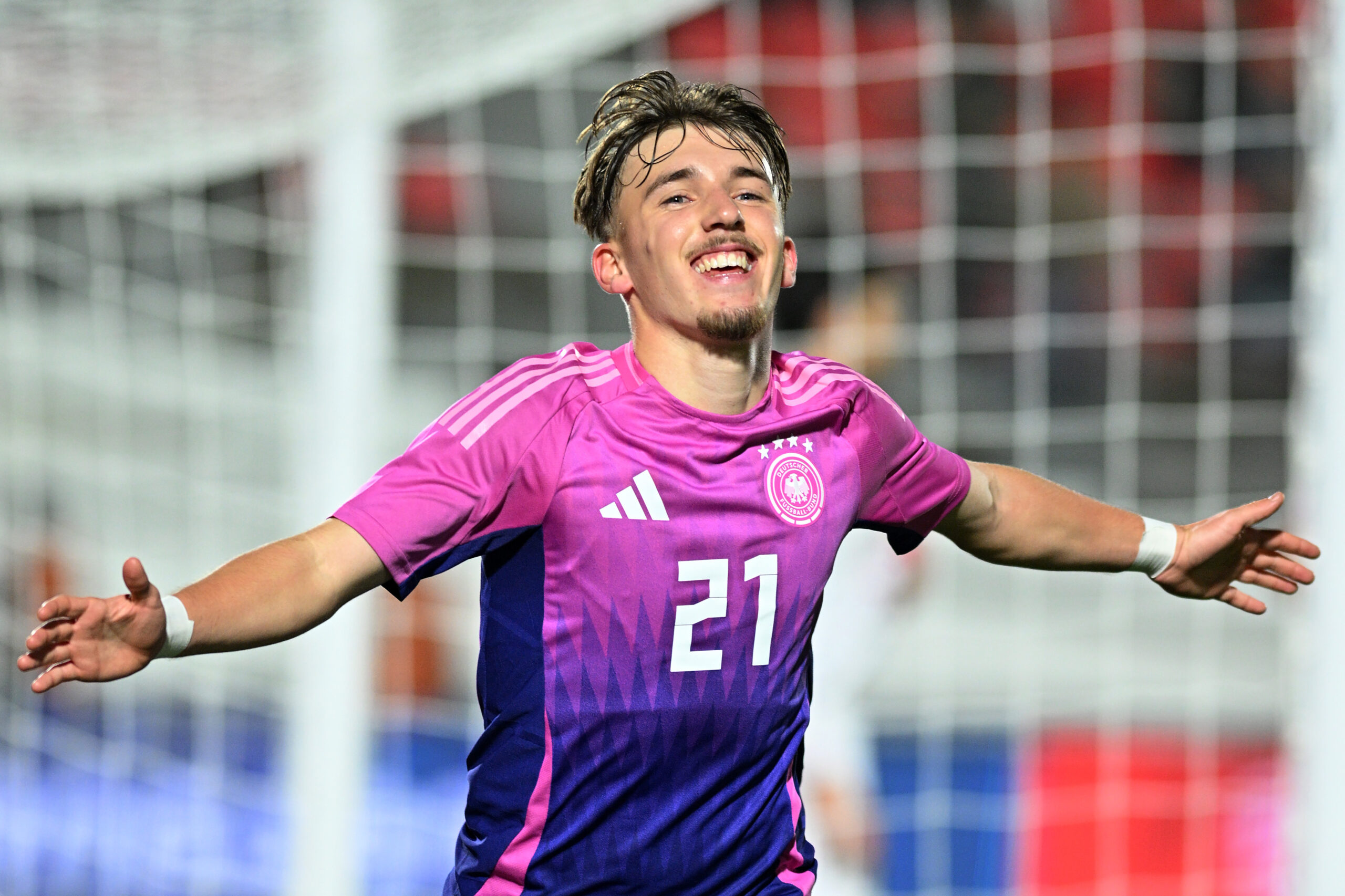 Lennart Karl im pinken Trikot der Deutschen Nationalmannschaft.