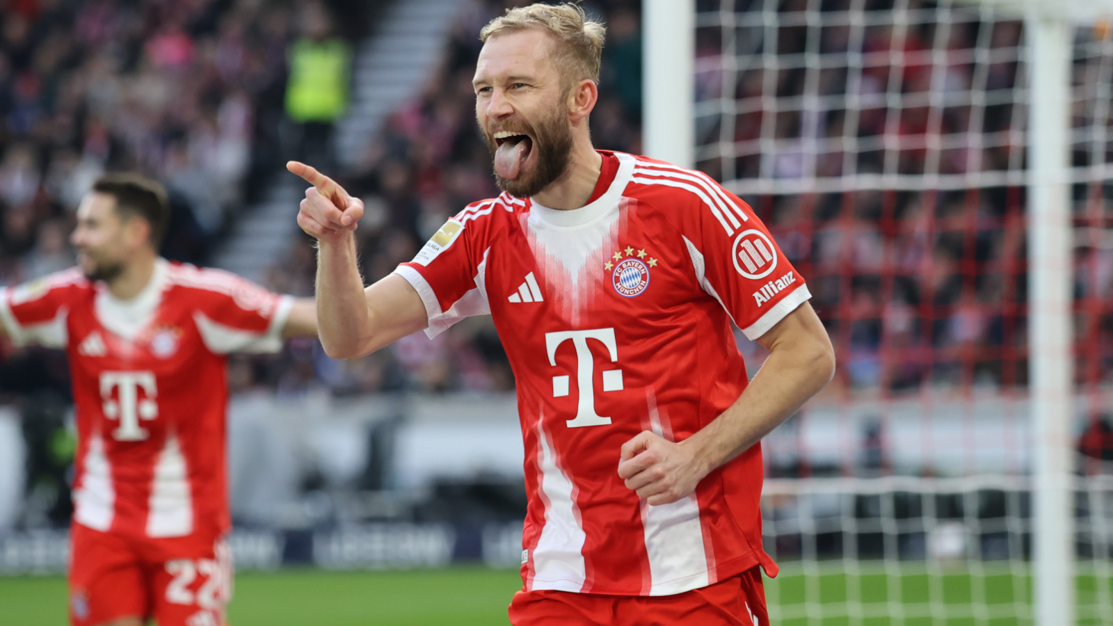 Konrad Laimer jubelt im roten Heimtrikot des FC Bayern