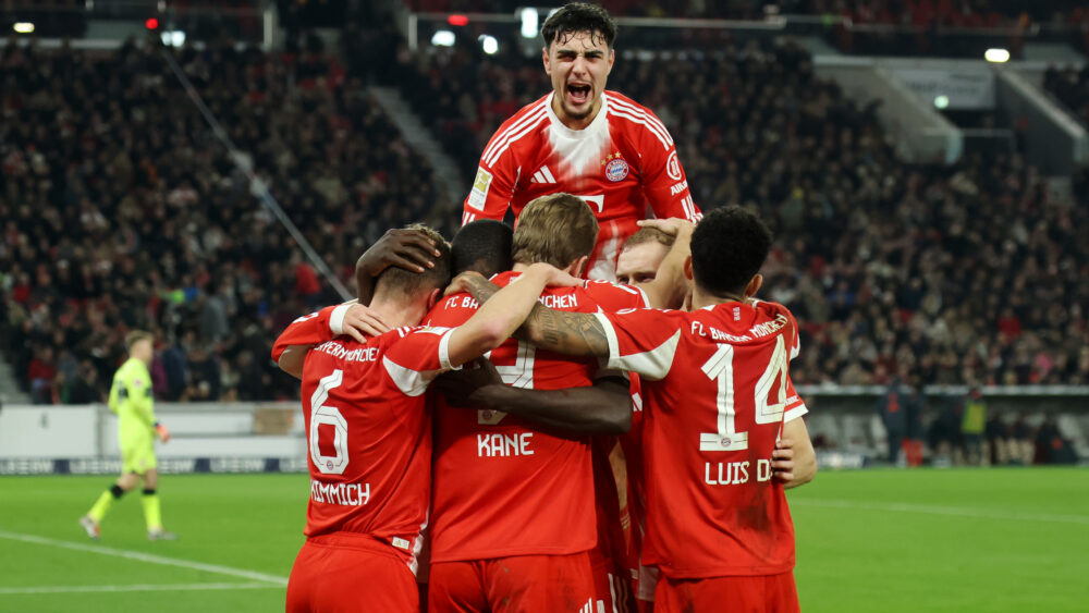Aleksandar Pavlovic und seine Teamkollegen vom FC Bayern jubeln über ein Tor.