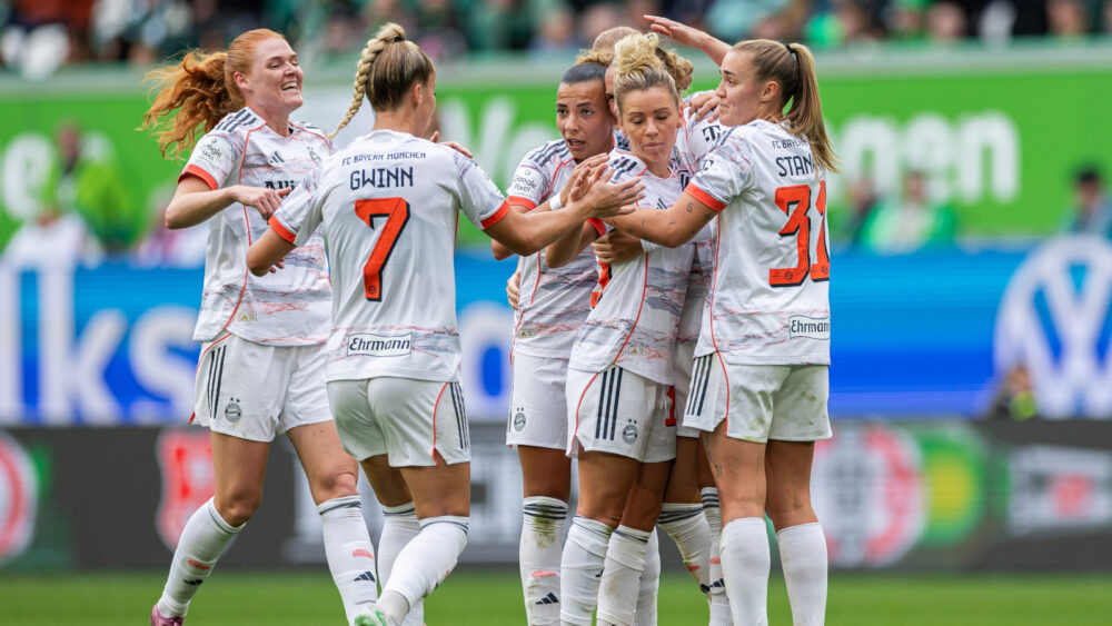 FC Bayern Frauen jubeln über ein Tor gegen den VfL Wolfsburg