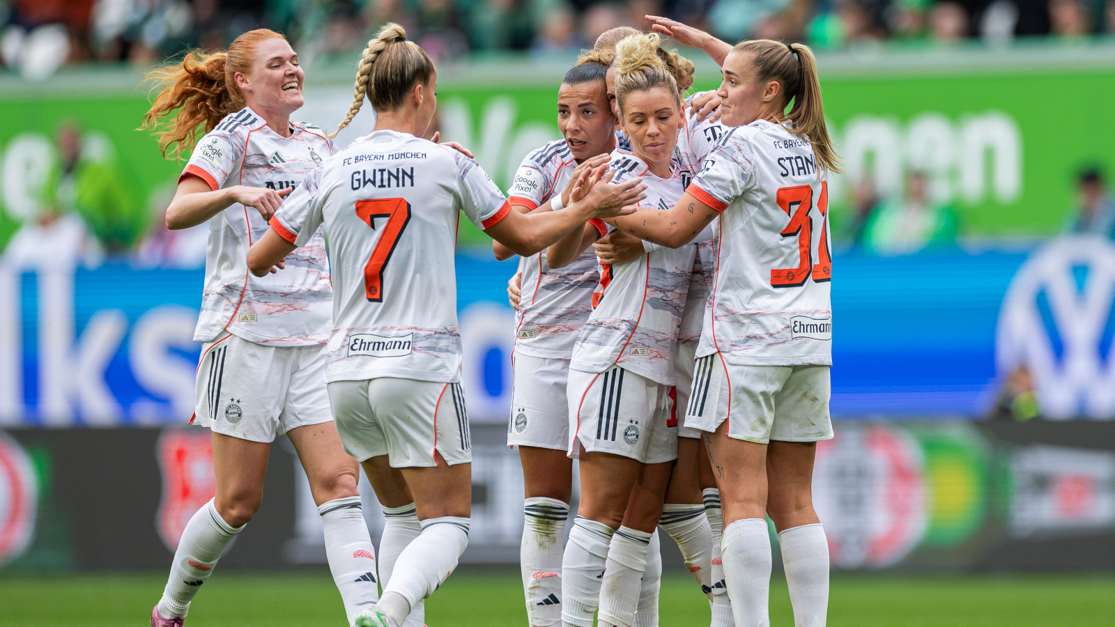 FC Bayern Frauen jubeln über ein Tor gegen den VfL Wolfsburg