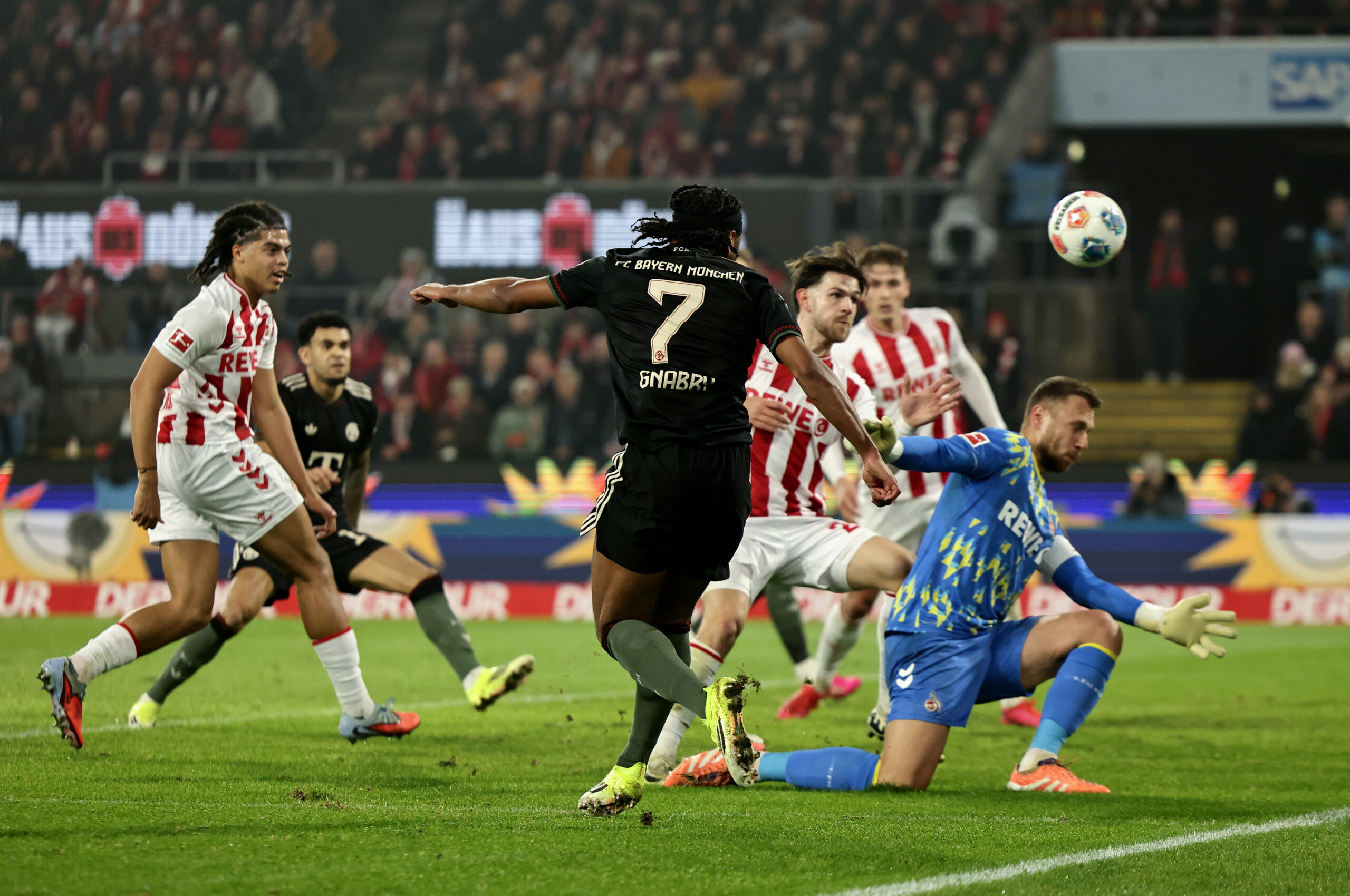 Serge Gnabry traf für den FC Bayern sehenswert in Köln.