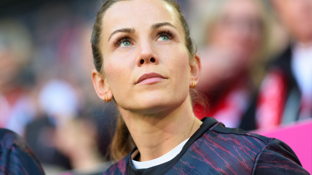 Tuva Hansen in Ersatzspielerinnenkleidung des FC Bayern. Sie schaut nach oben.