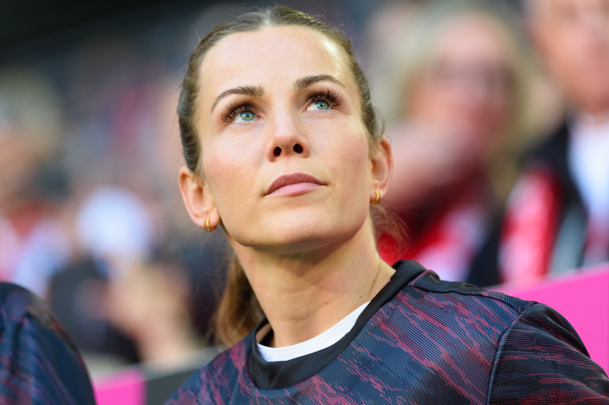 Tuva Hansen in Ersatzspielerinnenkleidung des FC Bayern. Sie schaut nach oben.