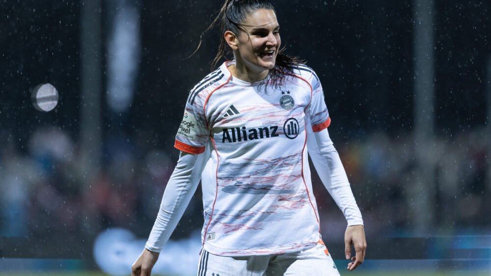 Jovana Damnjanović vom FC Bayern jubelt nach einem Treffer