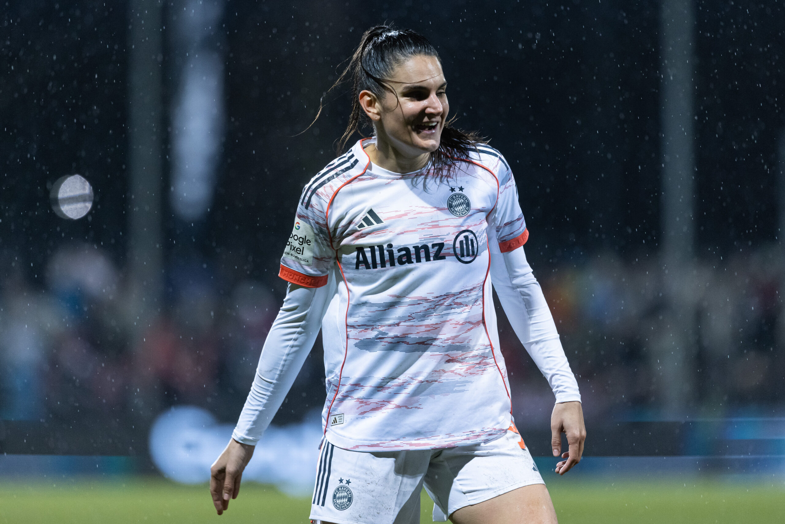 Jovana Damnjanović vom FC Bayern jubelt nach einem Treffer