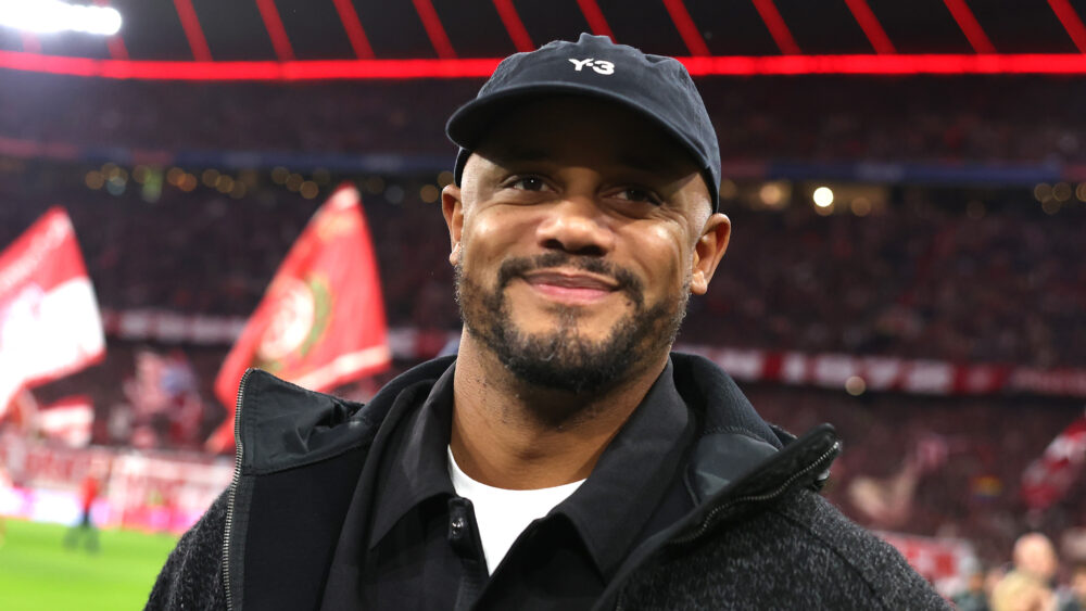Vincent Kompany, Trainer vom FC Bayern, lächelt.