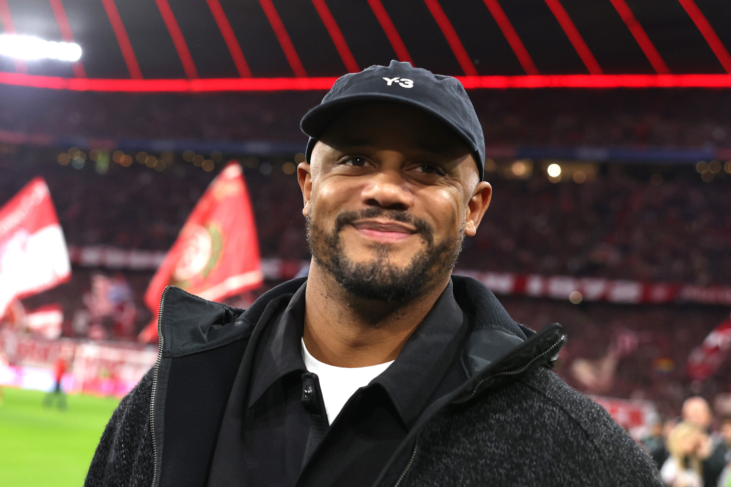 Vincent Kompany, Trainer vom FC Bayern, lächelt.