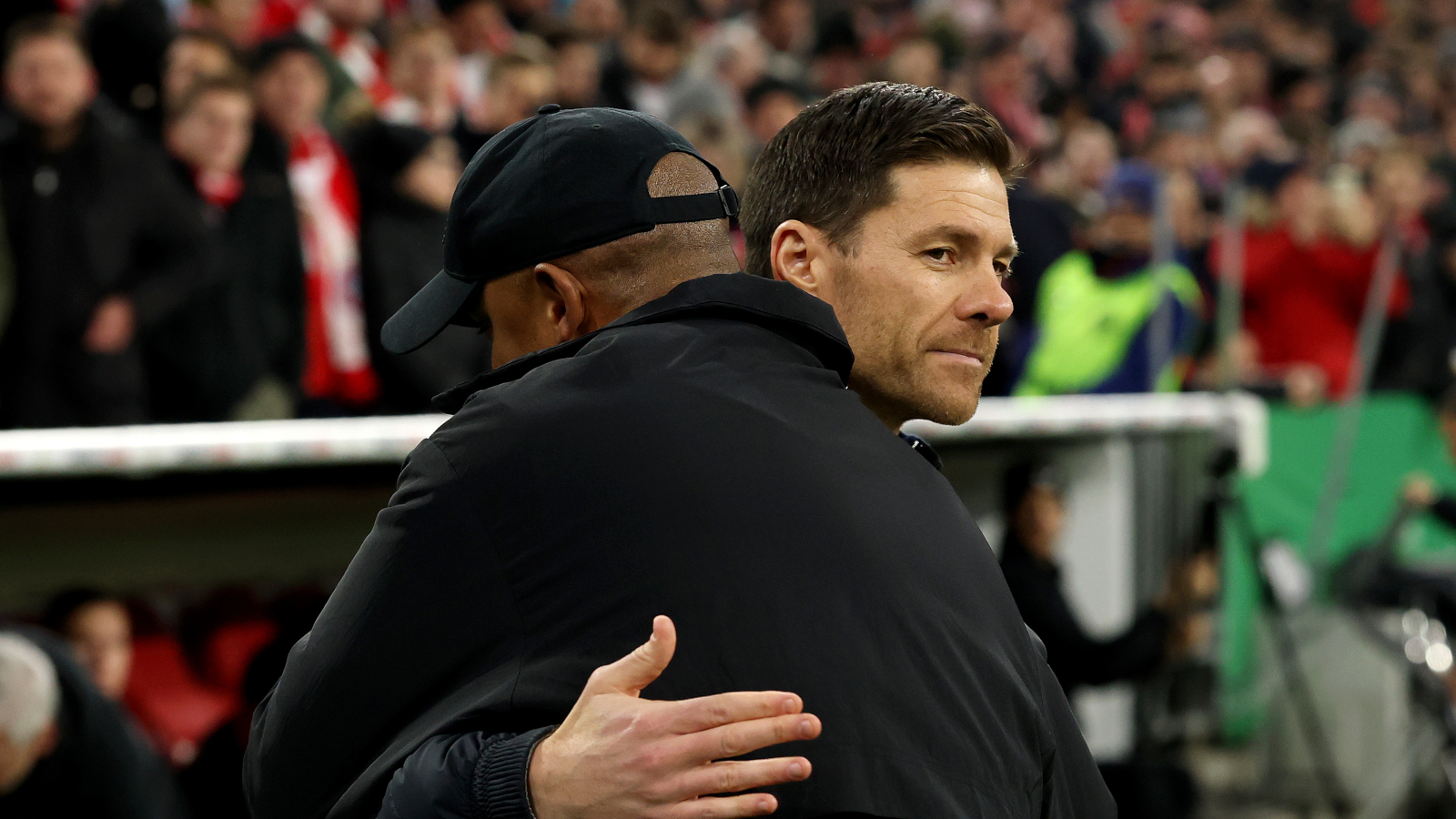 Vincent Kompany (FC Bayern) und Xabi Alonso umarmen sich.