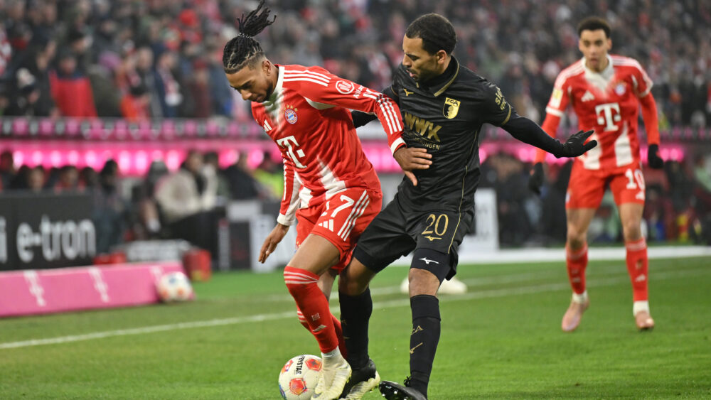 Michael Olise im Zweikampf für den FC Bayern gegen den FC Augsburg.