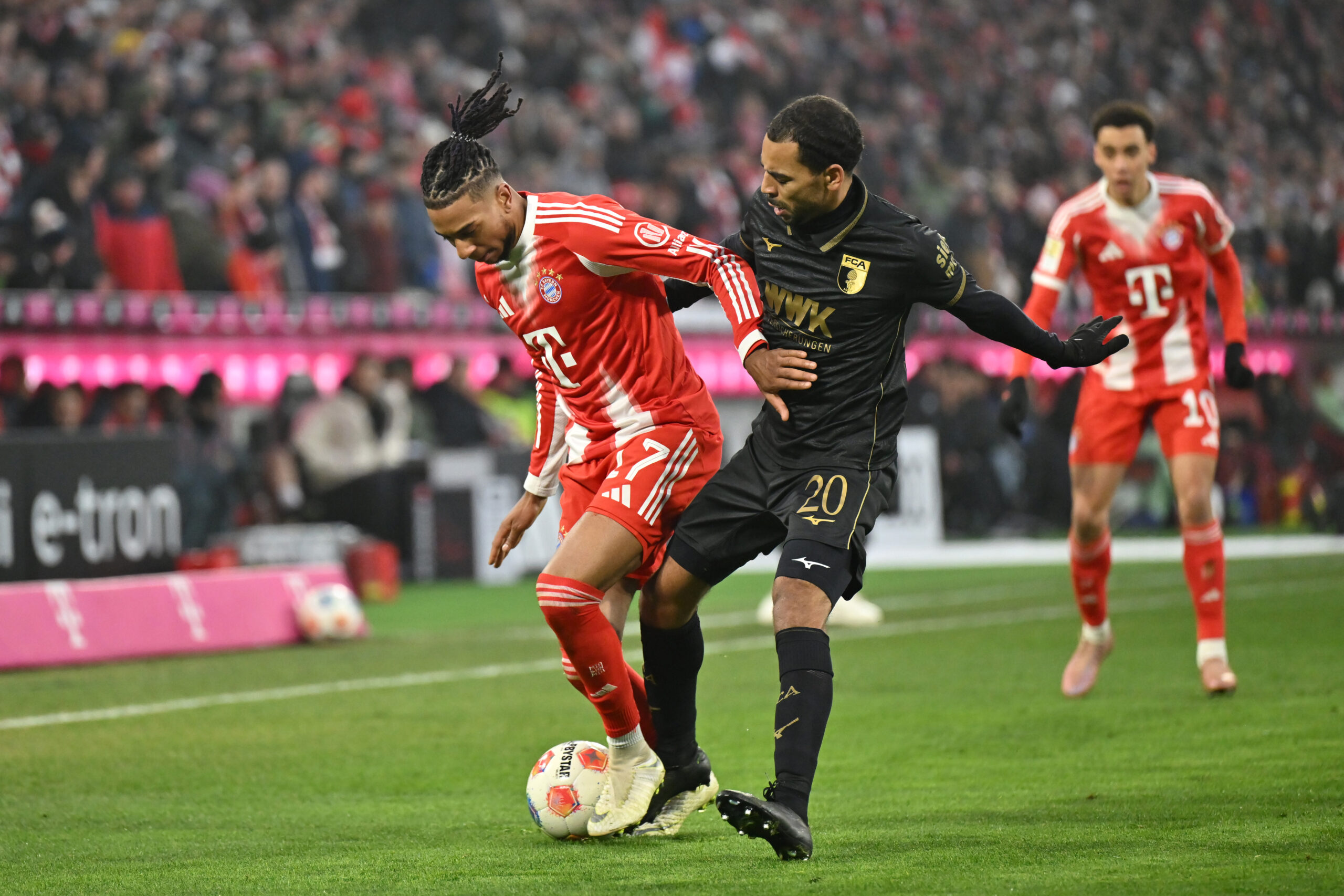 Michael Olise im Zweikampf für den FC Bayern gegen den FC Augsburg.