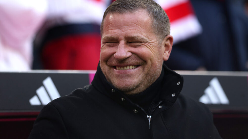 Max Eberl vom FC Bayern München hat ein breites Lächeln im Gesicht. Vielleicht wegen der Einnahmen aus der Champions League?