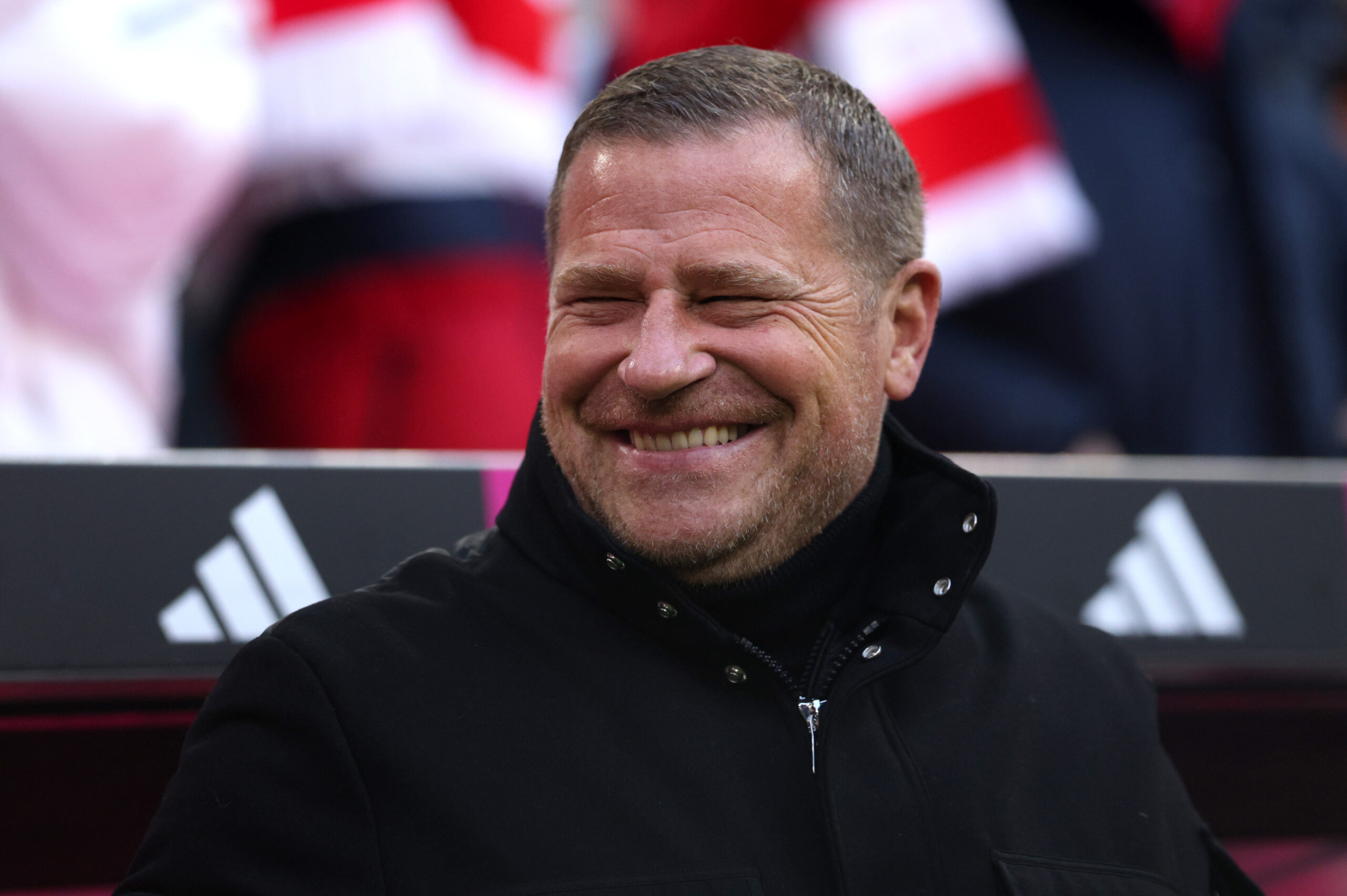 Max Eberl vom FC Bayern München hat ein breites Lächeln im Gesicht. Vielleicht wegen der Einnahmen aus der Champions League?