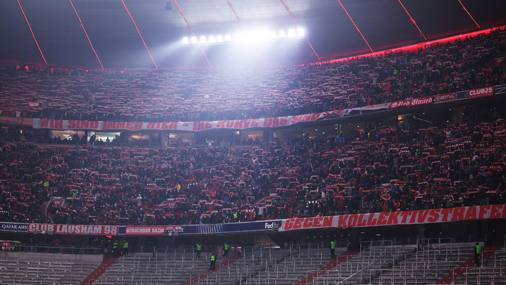 Die Südkurve München des FC Bayern im Oberrang und Mittelrang. Unten die gesperrte Südkurve.