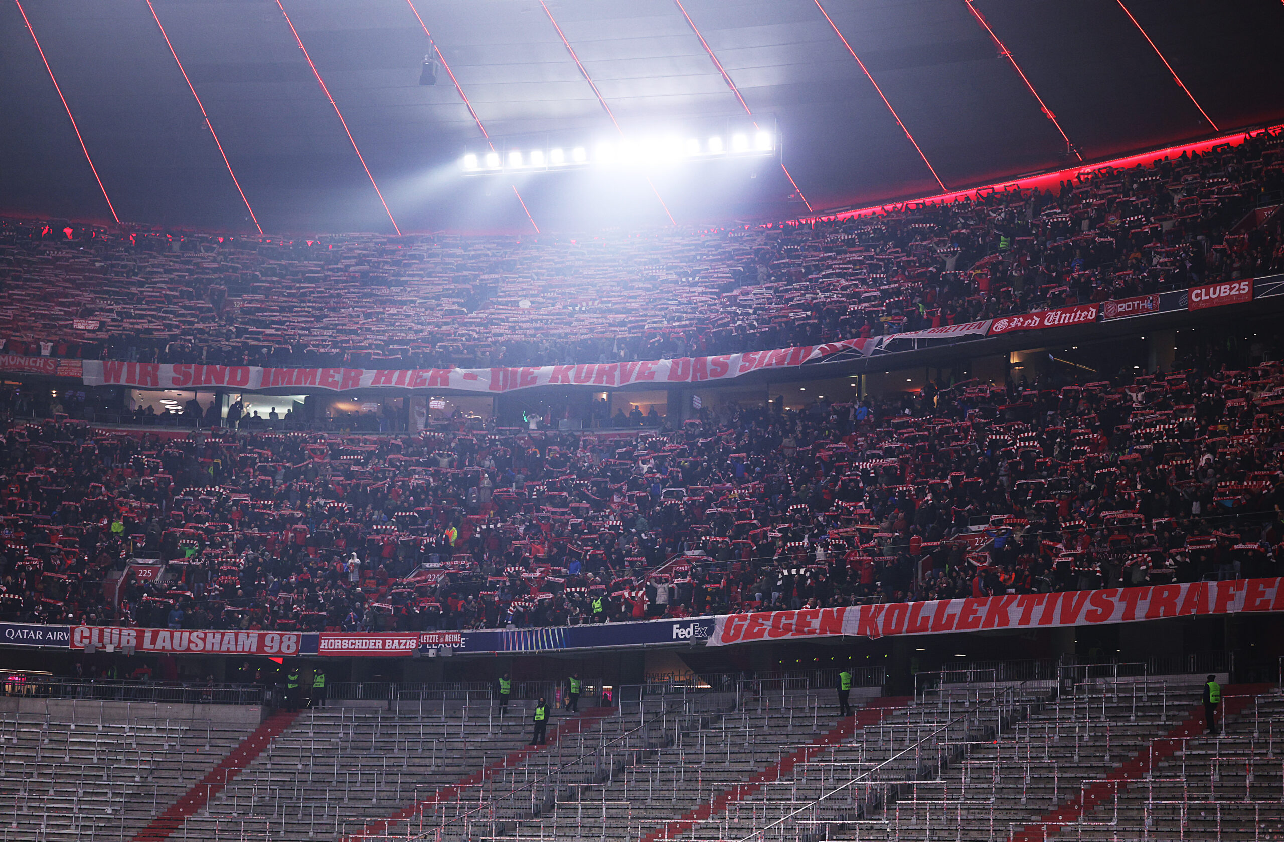 Die Südkurve München des FC Bayern im Oberrang und Mittelrang. Unten die gesperrte Südkurve.