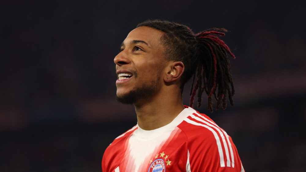 Michael Olise im roten Heimtrikot des FC Bayern.